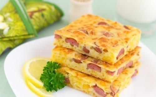Пирог с сыром и сосисками на завтрак.