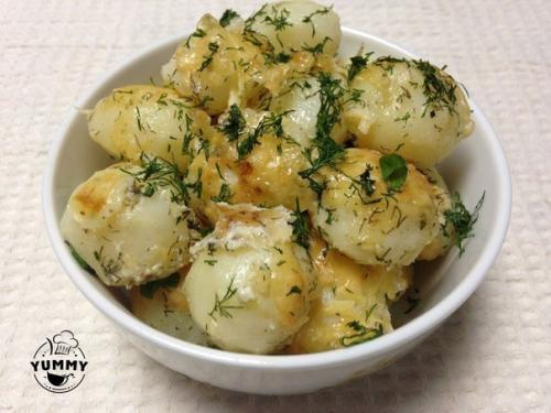 Молодой картофель под сметанным соусом.