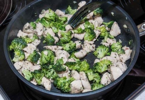 Паста с курицей, овощами и сливочным соусом. 03