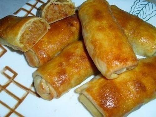 СОЛЯНКА С КОЛБАСОЙ.  Ингредиенты: - вода - 2 л.;. - картофель - 300 г; - лук зеленый - 2-3 пера (для бульона); - лук репчатый - 1 шт.;.