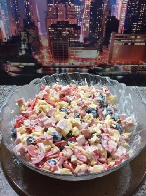 Салат с ветчиной и ананасами. 05