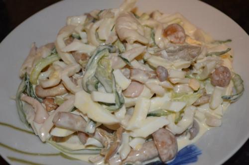 Салат из кальмаров.

