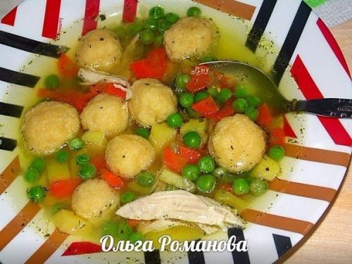 Куриный суп с сырными клёцками и зелёным горошком.