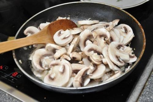 Картофельные котлеты с грибной подливкой. 04