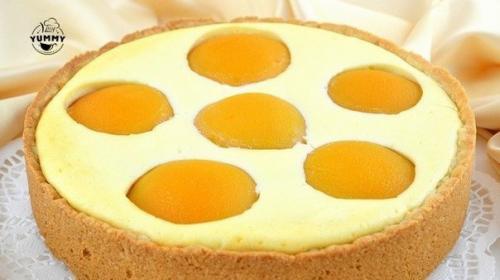 Творожный пирог с персиками.