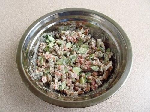 Салат с сухариками и копчёной колбасой его обожаю! 07