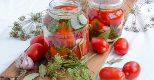 Пряные маринованные помидоры.