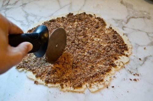 Рогалики с орешками и изюмом. 07