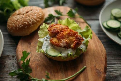 Бургеры с курицей и сметанным соусом. 05