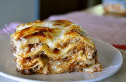 Классическая лазанья.  Классическая лазанья с мясным фаршем и соусом бешамель - это настоящая калорийная бомба, но какая вкусная!