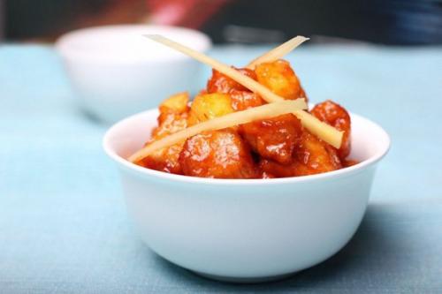 Кисло-сладкая свинина с ананасами.