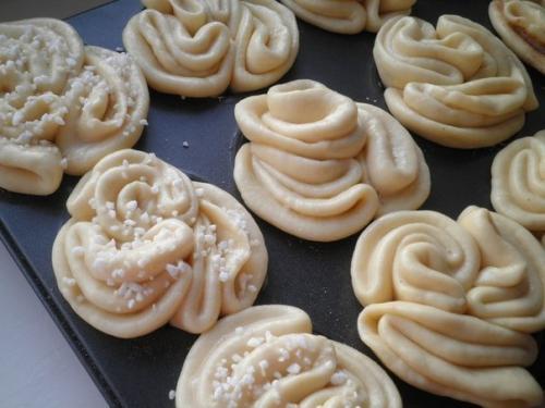 Рецепт сдобных булочек. Сдобные булочки. Пекутся они в форме для маффинов, поэтому такая необычная форма - не то булочка, не то кекс.