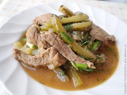 Говядина в остром соусе с маринованными огурцами.
