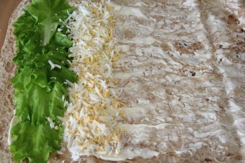 Рулет из лаваша с крабовыми палочками и огурцом. 02