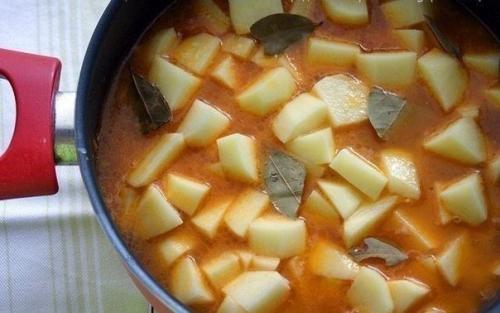 Картошечка тушенная с мяском. 06