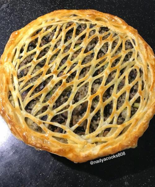 Слоеный пирог. Тут все просто, покупное слоенное тесто, а начинка: рис, грибы и лук.