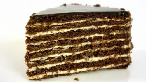 Медово - шоколадный торт с орехами.