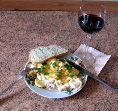 Мясо по-французски.  На 1 кг Филе свинины: 3-4 луковицы, 3 помидора, 4 крупных картофелины, 200 гр.