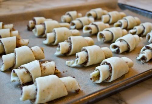 Рогалики с орешками и изюмом. 08