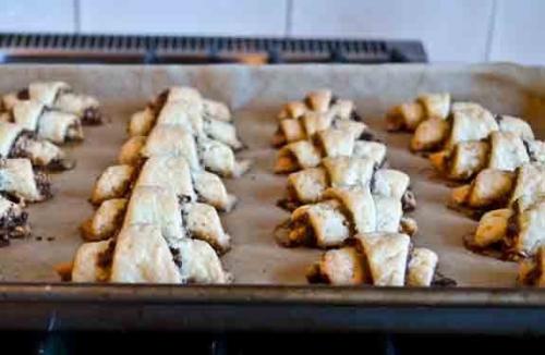 Рогалики с орешками и изюмом. 09