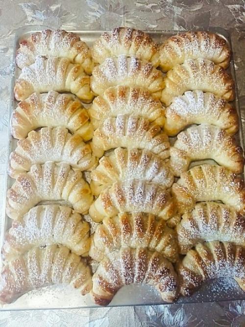 Рогалики с абрикосовым джемом.