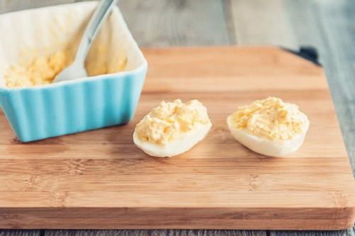 Фаршированные яйца.  Ингредиенты: 03