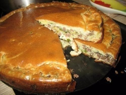 Нежный пирог с капустой и мясом.

