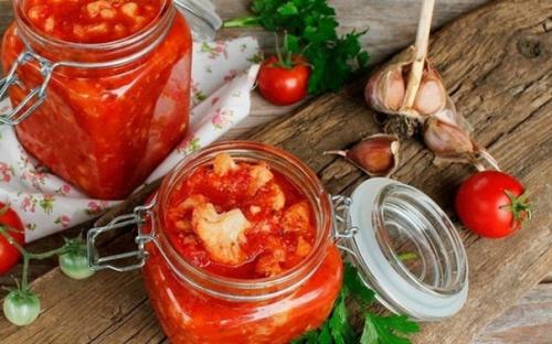 Салат из цветной капусты в томатной заливке.