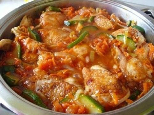Ароматная курица с кабачками в соусе.

