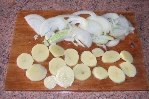 Мясо по-французски.  На 1 кг Филе свинины: 3-4 луковицы, 3 помидора, 4 крупных картофелины, 200 гр. 02