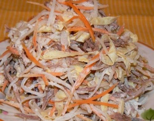 Салат из языка и моркови.