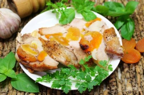 Свиная корейка с курагой и чесноком.