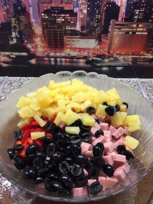 Салат с ветчиной и ананасами. 03