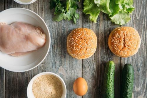 Бургеры с курицей и сметанным соусом. 01