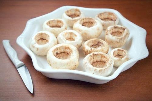 Фаршированные шампиньоны.  Ингредиенты: 05