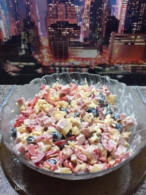 Салат с ветчиной и ананасами.