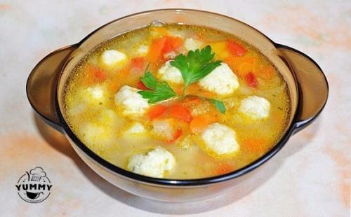 Очень вкусный овощной супчик с сырными клецками - шариками.
