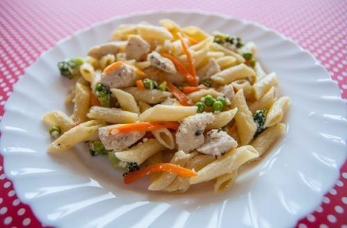 Паста с курицей, овощами и сливочным соусом. Паста с курицей, овощами и сливочным соусом.