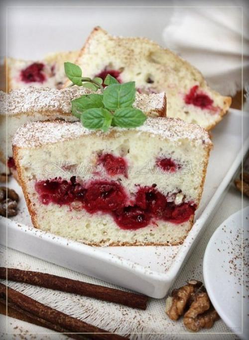 Кекс с вишней и орехами.