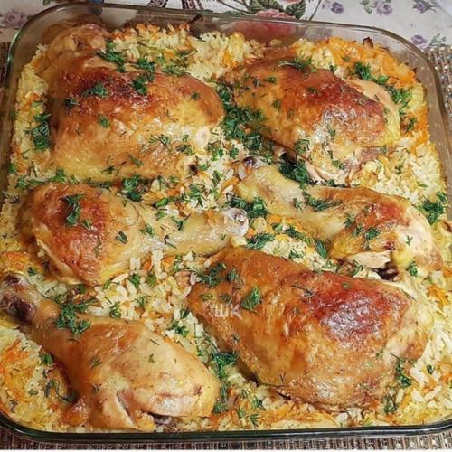 Ужин с курицей и рисом.