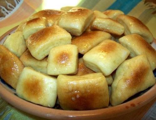 Пампушки на кефире с чесночным саламуром.