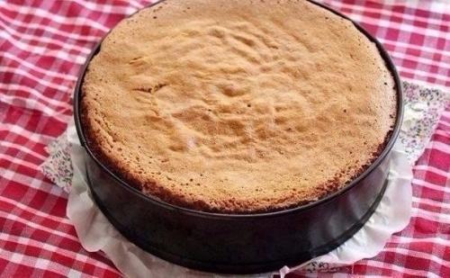 Медовый бисквит.  Очень вкусный нежный бисквит, в меру пахнет медом, тает во рту! 05