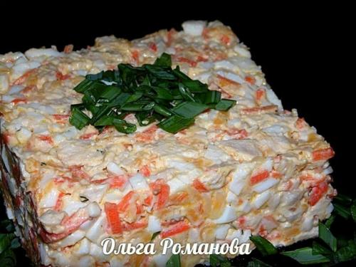 Салат с куриной грудкой и корейской морковкой.

