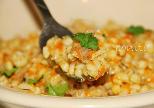 Перловая каша с мясом в горшочках.