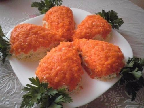 Салат с куриным филе и грибами Морковки.