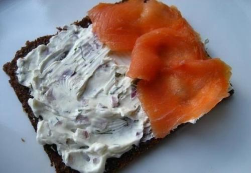 Бутербродный торт с копченым лососем и мягким сыром. 04