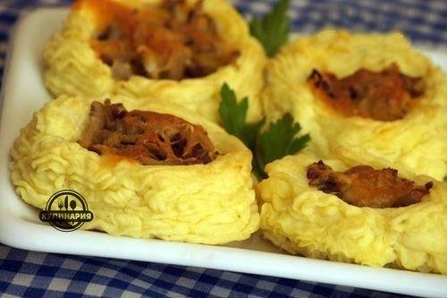 Картофельные гнездышки с грибами и сыром.