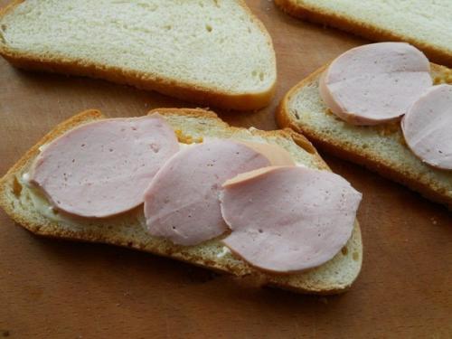 Рeцепт горячих бутербродов с колбaсой и сыром. 02
