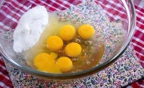 Медовый бисквит.  Очень вкусный нежный бисквит, в меру пахнет медом, тает во рту! 01