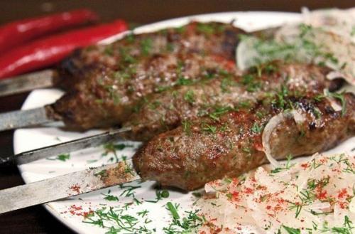 Люля-кебаб из говядины на шампурах. Люля-кебаб из говядины на шампурах.